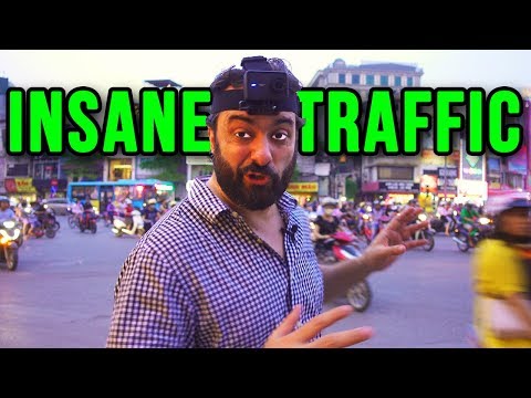 Como atravessar uma rua movimentada No Vietnã