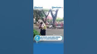 Kerja Sambil Gendong Anak, Ibu Penyapu Jalan di Polman Kini Diberhentikan Setelah Viral