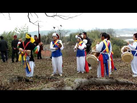 우리 마을 토속신(정자나무신)에게 제사 드리는 장면