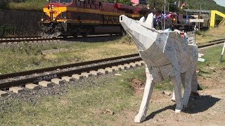 A Mexican artist giving support to migrants with sculpture