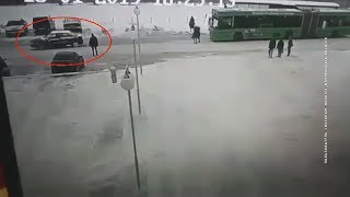 Полоцк. Водитель таранит толпу на остановке. Видео Полоцк. Водитель таранит толпу на остановке. Видео