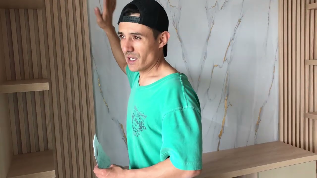 Diseño de closet grande con centro de tv 