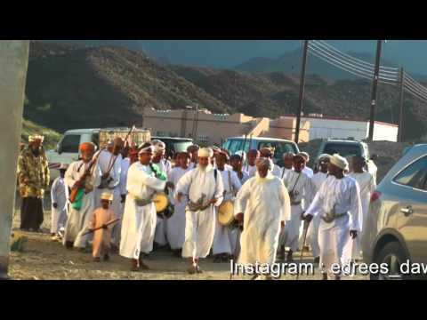 الشعب العماني فداء للوطن لقطات من فن الرزحه العمانيه بولاية دماء والطائيين سلطنة عمان
