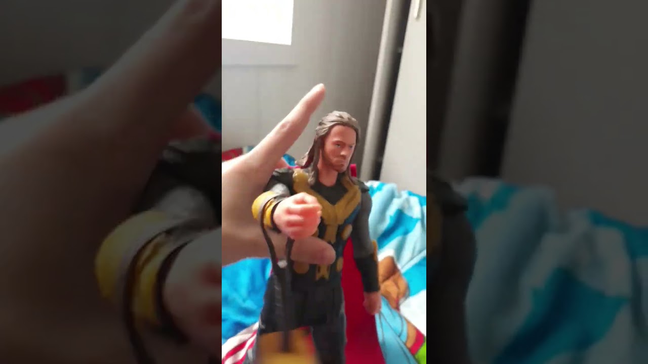 boneco thor com martelo e capa macia