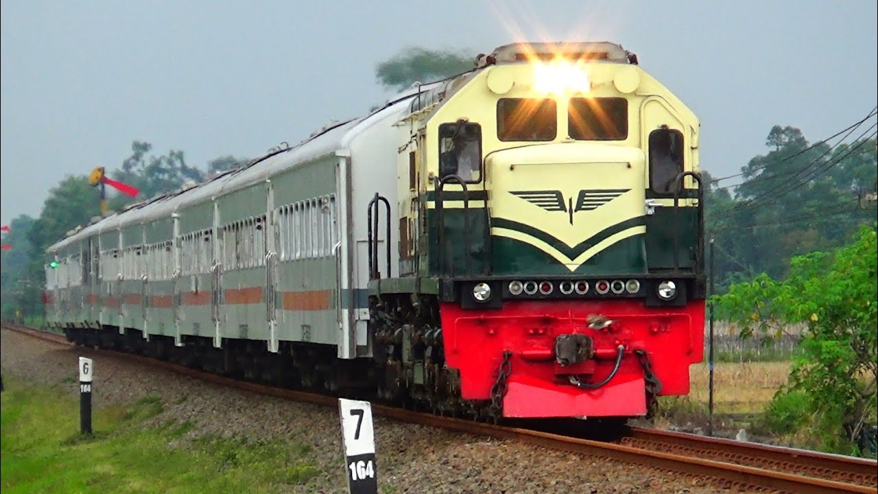 VINTAGE... !!! GAGAHNYA LOKOMOTIF TUA KERETA API BRANTAS || HUNTING DI TULUNGAGUNG