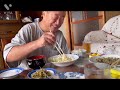 勝手に起きてご飯を食べるサトル
