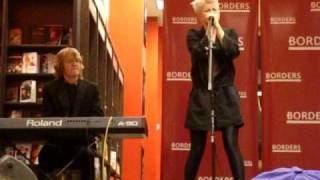 Robyn "With Every Heartbeat" Acoustic performance at Borders Hollywood on Feb 9, 2009