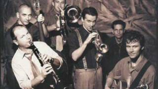 Hot Jazz Band - Kislany kezeket fel chords