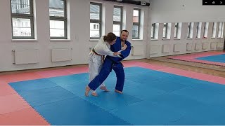 Judo - tai-otoshi - rzut przez obniżenie ciała - z charakterystycznym ustawieniem nogi (Judopedia)