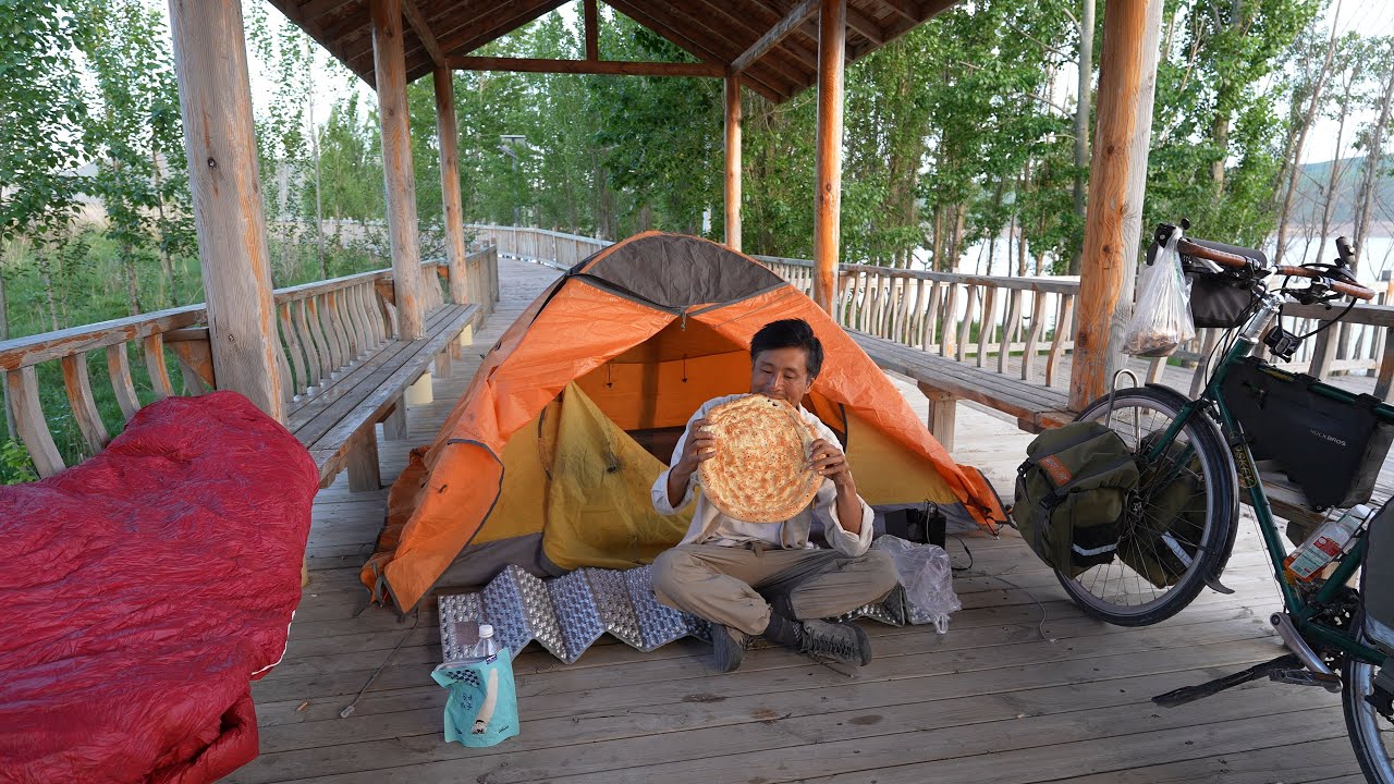 騎行新疆，湖邊露營受了風寒感冒了，來到尼勒克縣住旅店修養