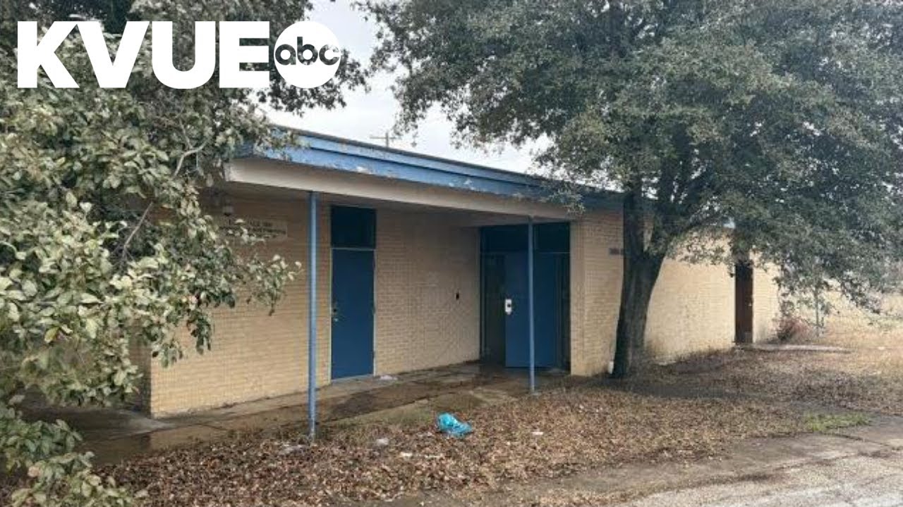 2 injured in fire at abandoned building in southeast Austin - YouTube