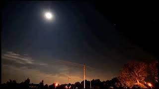 Pemandangan Bulan dan awan yang indah.