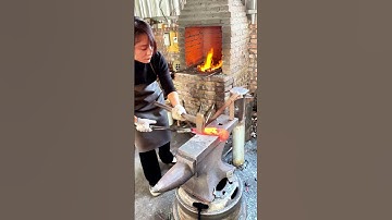Cô gái đập búa rèn dao kiếm triệu mỗi ngày