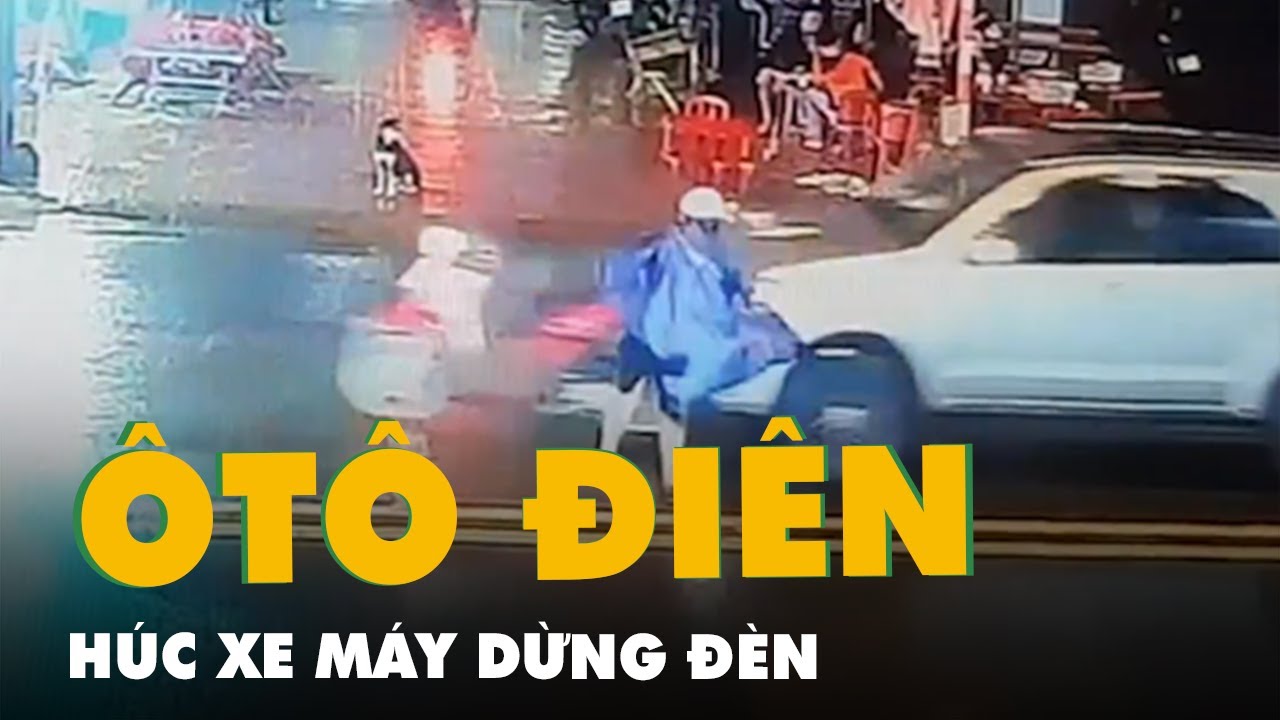 Ô tô húc xe máy dừng đèn đỏ, người đàn ông thoát nạn... - youtube