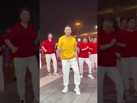 #广场舞 #全民迪斯科 来吧老哥老姐们！烫上大波浪，穿上喇叭裤，带你们跳上一曲熟悉的节奏！