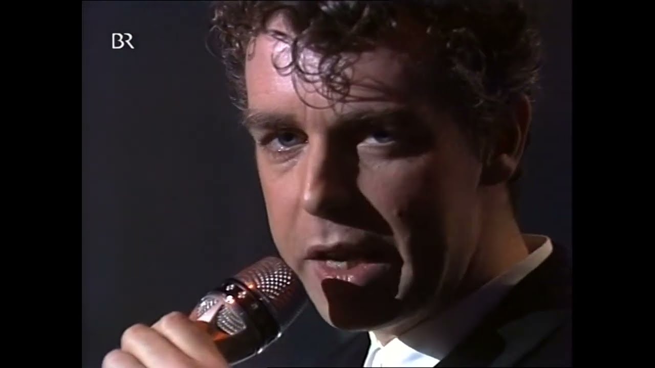 Pet Shop Boys - Left To My Own Devices (1988 live HD) - YouTube