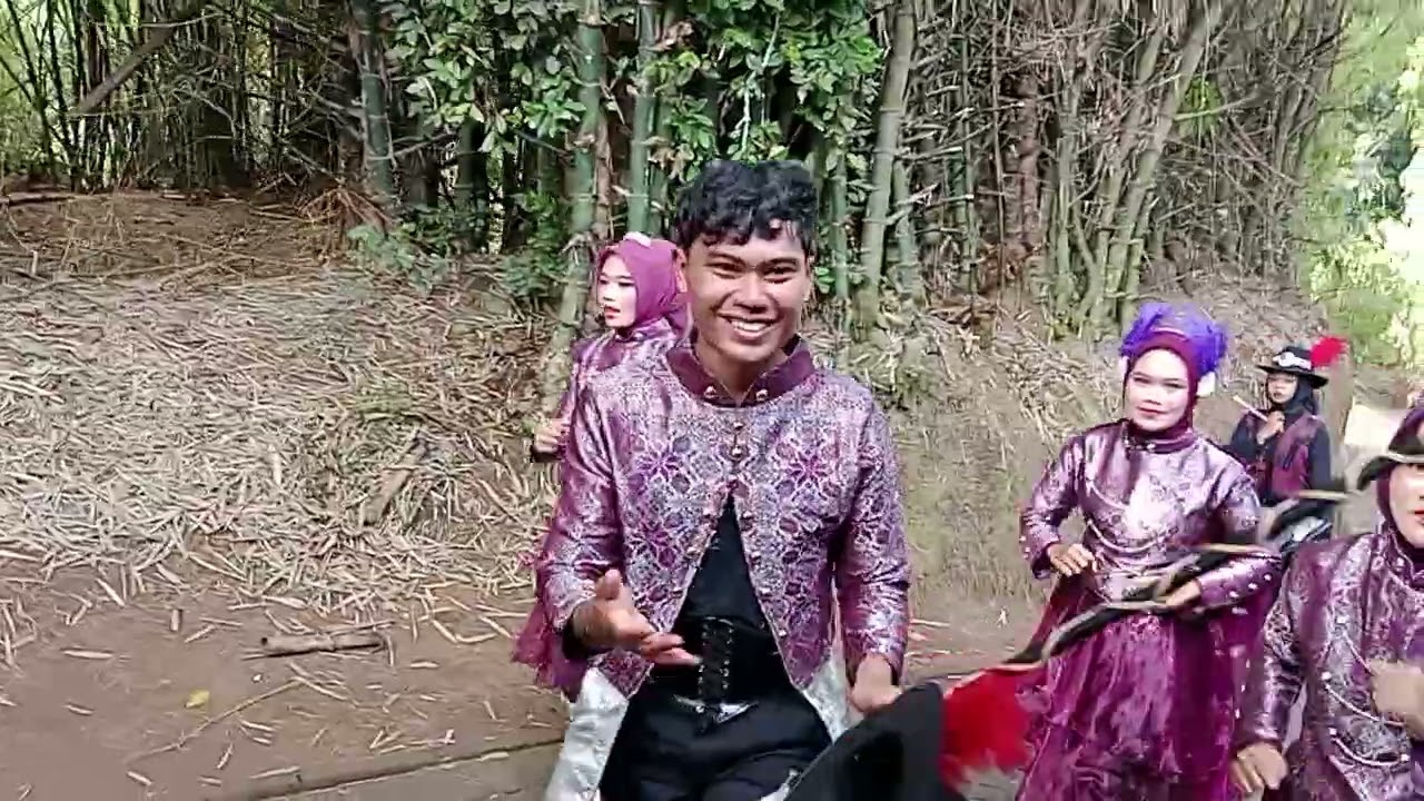 Atraksi Drumband IPNU IPPNU Ranting Kedungmaling Sooko Mojokerto. 