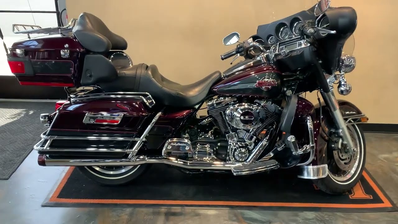 2006 Harley-Davidson Ultra Classic in Black Cherry and Black
