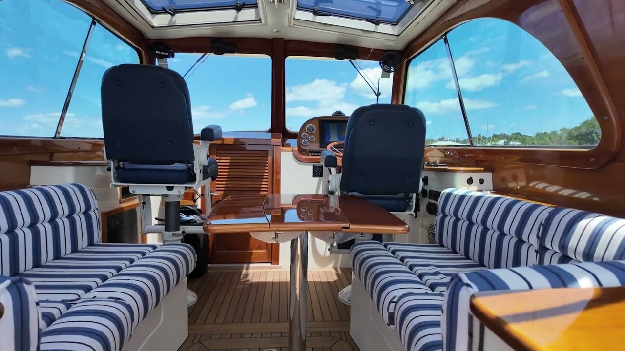 ⁣2013 Hinckley Picnic Boat 37 MKIII 
