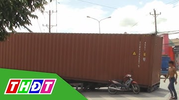 Thùng container nặng hàng chục tấn sập giá đỡ rơi xuống đường | THDT
