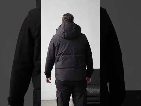 Чорна чоловіча утеплена жилетка з матової плащівки та зі з'ємним капюшоном, видео 1