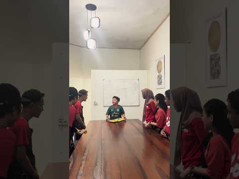 HEBAT! KARYAWAN RESTO DILATIH LAYAKNYA PEMAIN BOLA