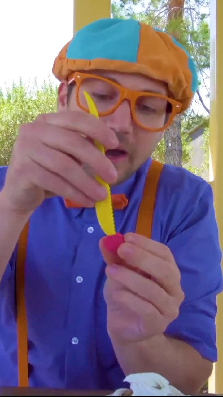 Play pretend \u0026 make a yummy ice cream sundae?? #shorts #blippi #education