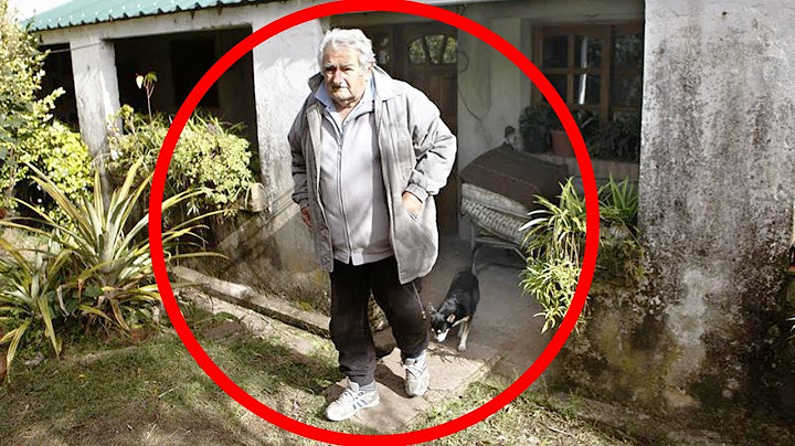 Na první pohled vypadá jako neznámý důchodce. Budete v šoku, když zjistíte, kdo to je...