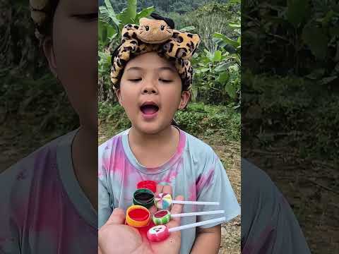 شربت عائلة الفتاة الصغيرة مشروب الطاقة ستينغ وتناولت مصاصات لذيذة