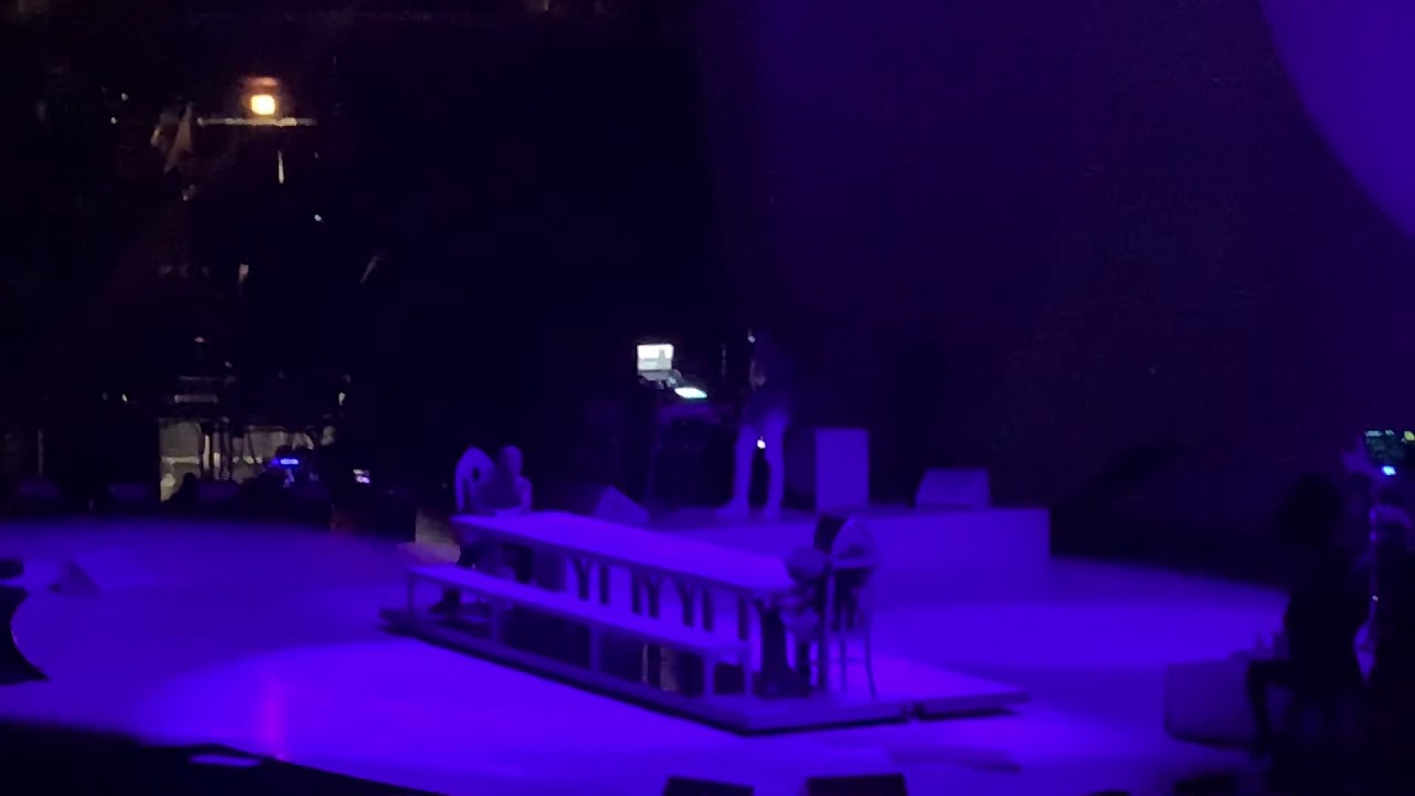 “break up with your girlfriend, i’m bored” - Ariana Grande (SWT Chicago Night 2)