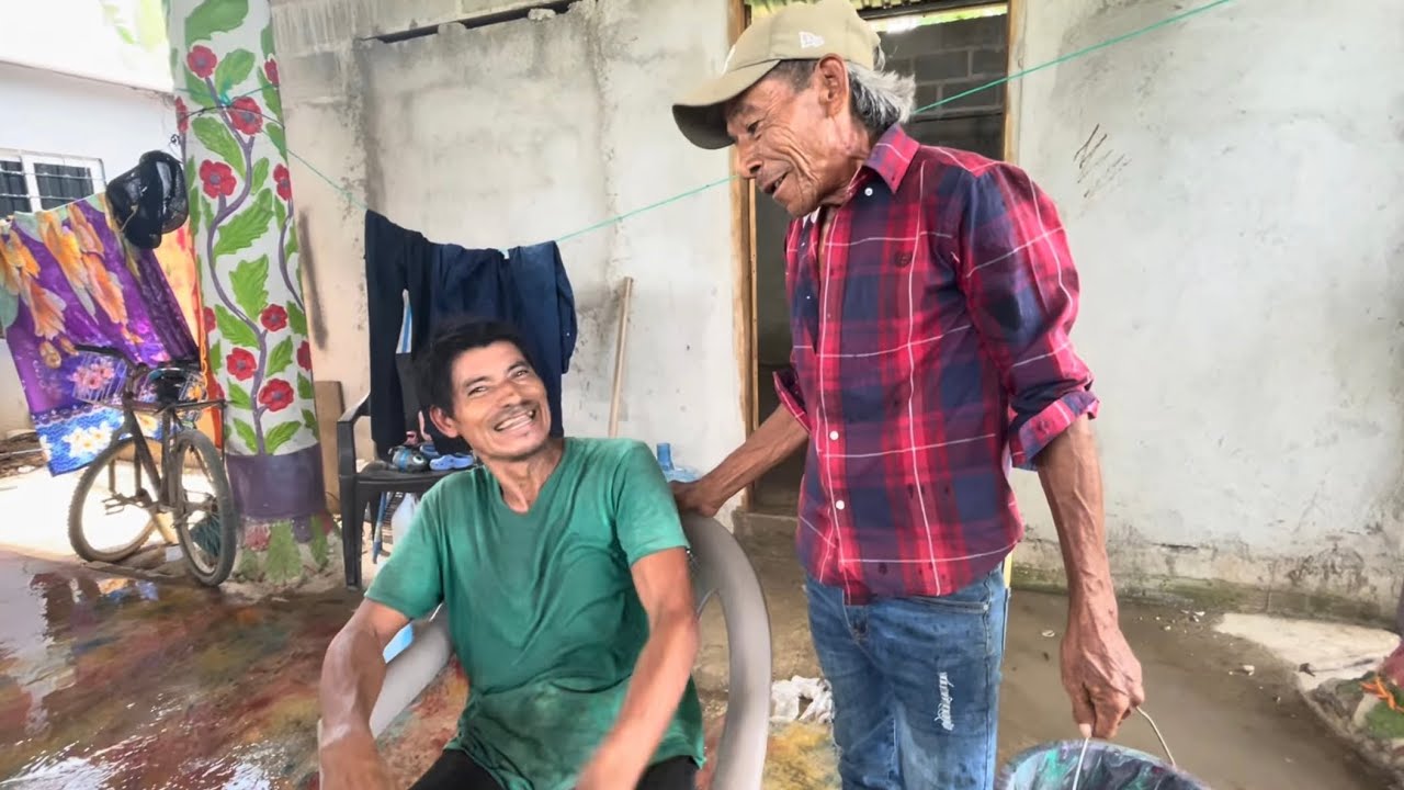 El hermano Nery limpiándole el Cuarto a Maco 😁