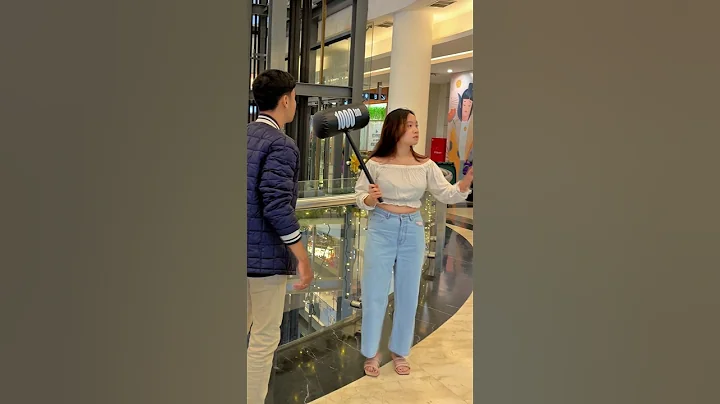 Hammer prank makes a beautiful girl annoyed, very funny haha 🤣 #prank #funny #viralvideo