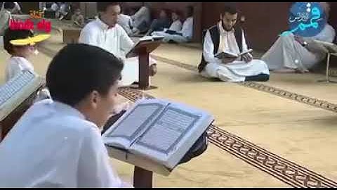 طفل ليبي خاشعاً يبكي عند تلاوة القرآن.