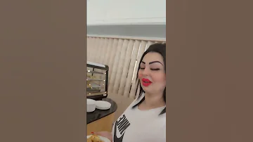 شاهد وردة شارلومانتي مع بنتها في مطار قطر بنت وردة كلات كامل الماكلة 
