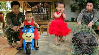 Bring pigs to the market to sell  Buy more toys for your baby/xuan truong
