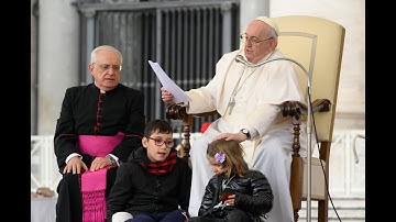 Hai em nhỏ đến bên ĐTC trong buổi Tiếp kiến chung (09/11/2022)