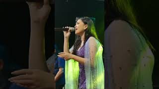 Almera Sabrina  Na shorts