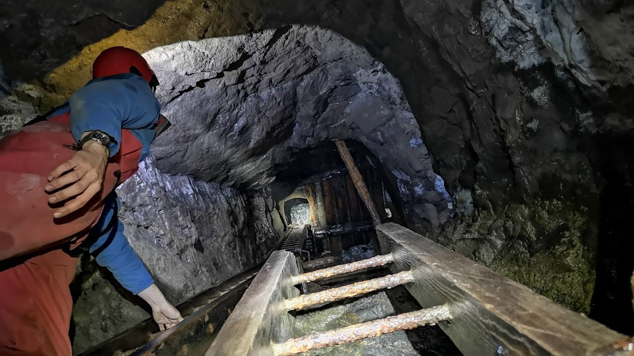 Исследование глубоких шахт с использованием старинных карбидных ламп