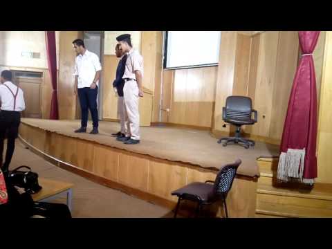 الفنان احمد سعيد يرقص رقصه الحناوي وهو في زي عسكري شرطه