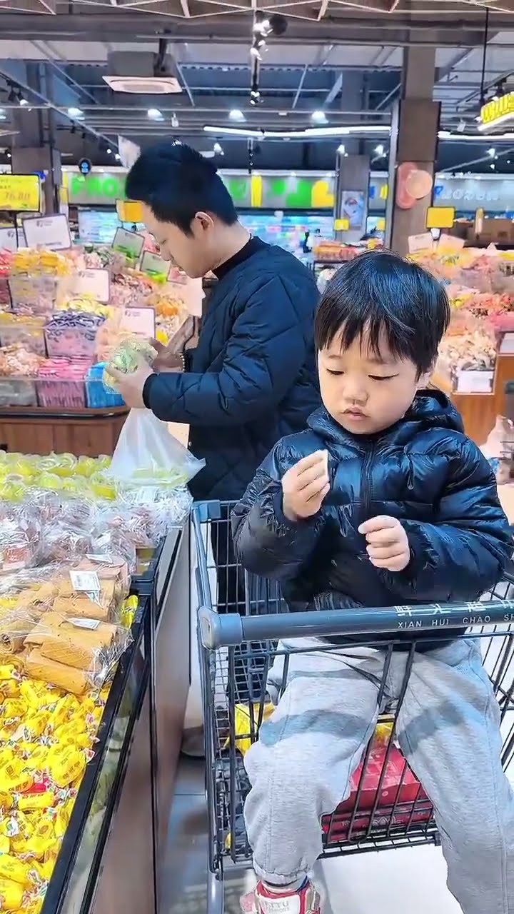 熊孩子逛超市，吓的爸爸赶紧买单！#Cute baby#Cute#呆萌小米宝#聪明宝宝#萌娃#整蛊#测试