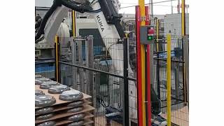Easily robot palletize layers of pans thanks to the Vuototecnica Octopus bar and vacuum cylinders