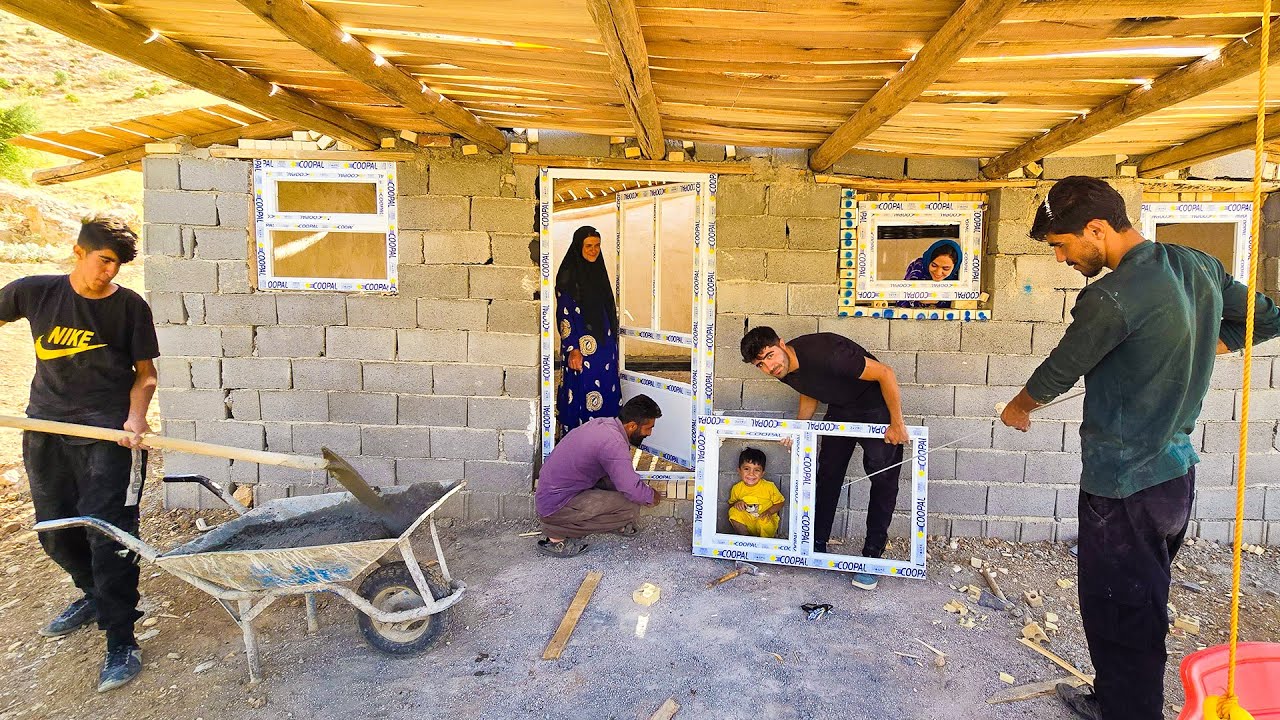 Семейная работа: семья Амира помогает Миладу и Махин устанавливать двери и окна