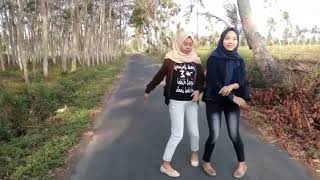 VIRAL!! Goyang Hijaber DJ BISANE MUNG NYAWANG