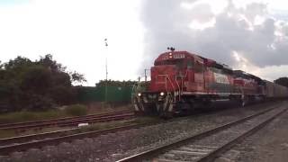 Ferromex  SD40-2 3161 y 3139 con jóvenes agarrando Ride....en Alamo Tlaq. Jal.