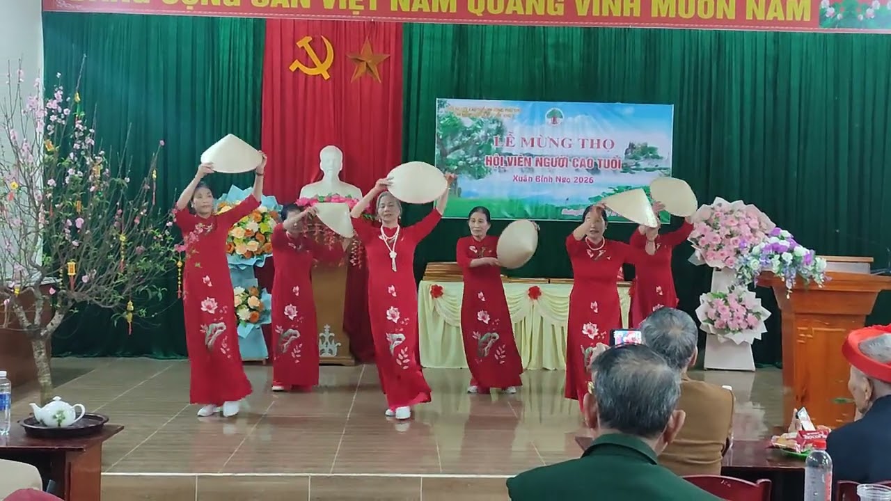 Múa: Đảng đã cho ta Một mùa Xuân. Chúc mừng 