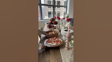 hosting a brunch party in my new nyc apartment 🎉