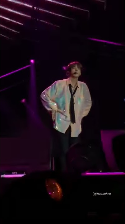 181020BTS Jin's Abs expose during 'AIRPLANE pt.2'-BTS 'LOVE YOURSELF' WORLD TOUR in Paris( Day 2)