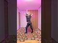踊りながら汚物を撒き散らす男がヤバすぎる… This guy throwing filth while dancing is so crazy...💩