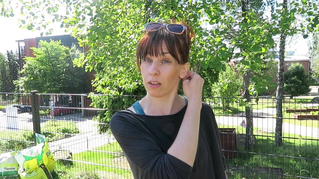 nuoriso-ohjaaja Petra Hanski ja kesätyöntekijä Sthella May Laur kertovat puutarhatyöstä