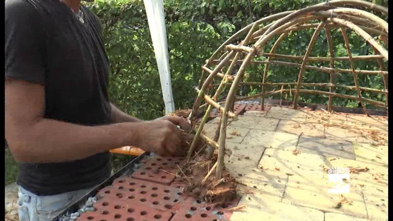 Alla Festa della Sorgente il forno in terra cruda - YouTube